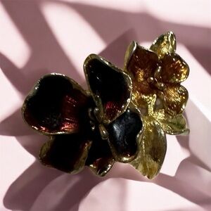 Elegant Gold and Black Floral Ring